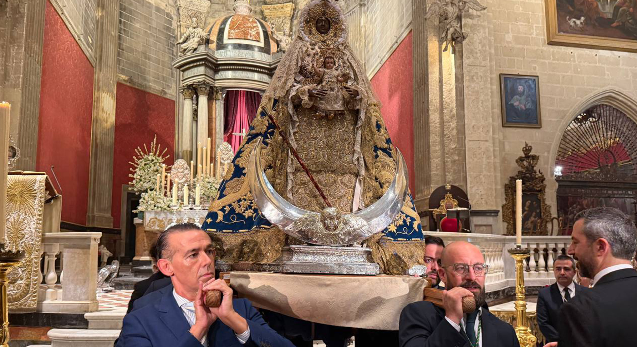 La Virgen de los Milagros regresa a su camarín tras la celebración de los actos en honor a la Patrona de El Puerto de Santa María