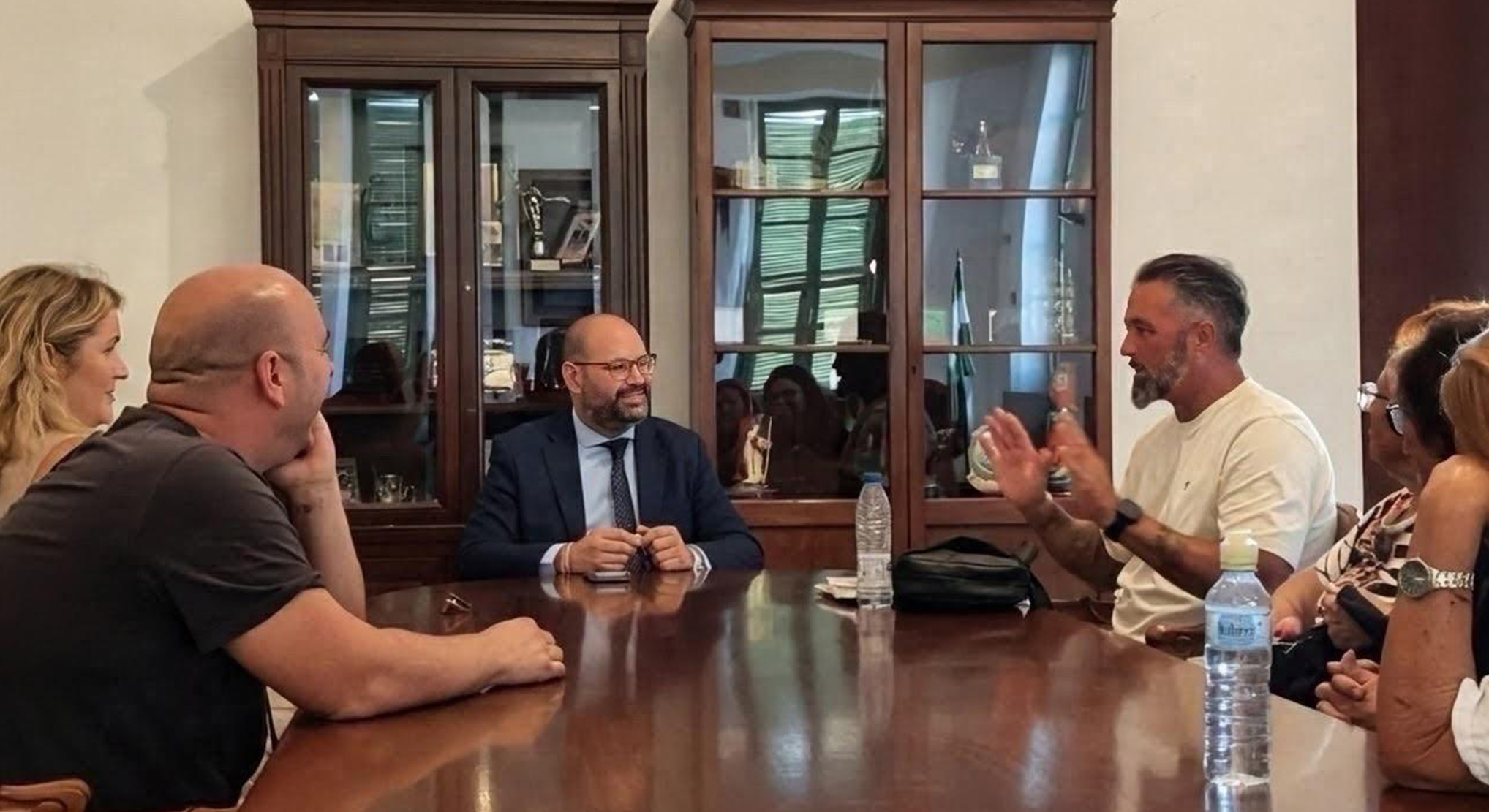 Javier Bello mantiene un encuentro con vecinos del entorno de La Isleta para abordar sus principales necesidades