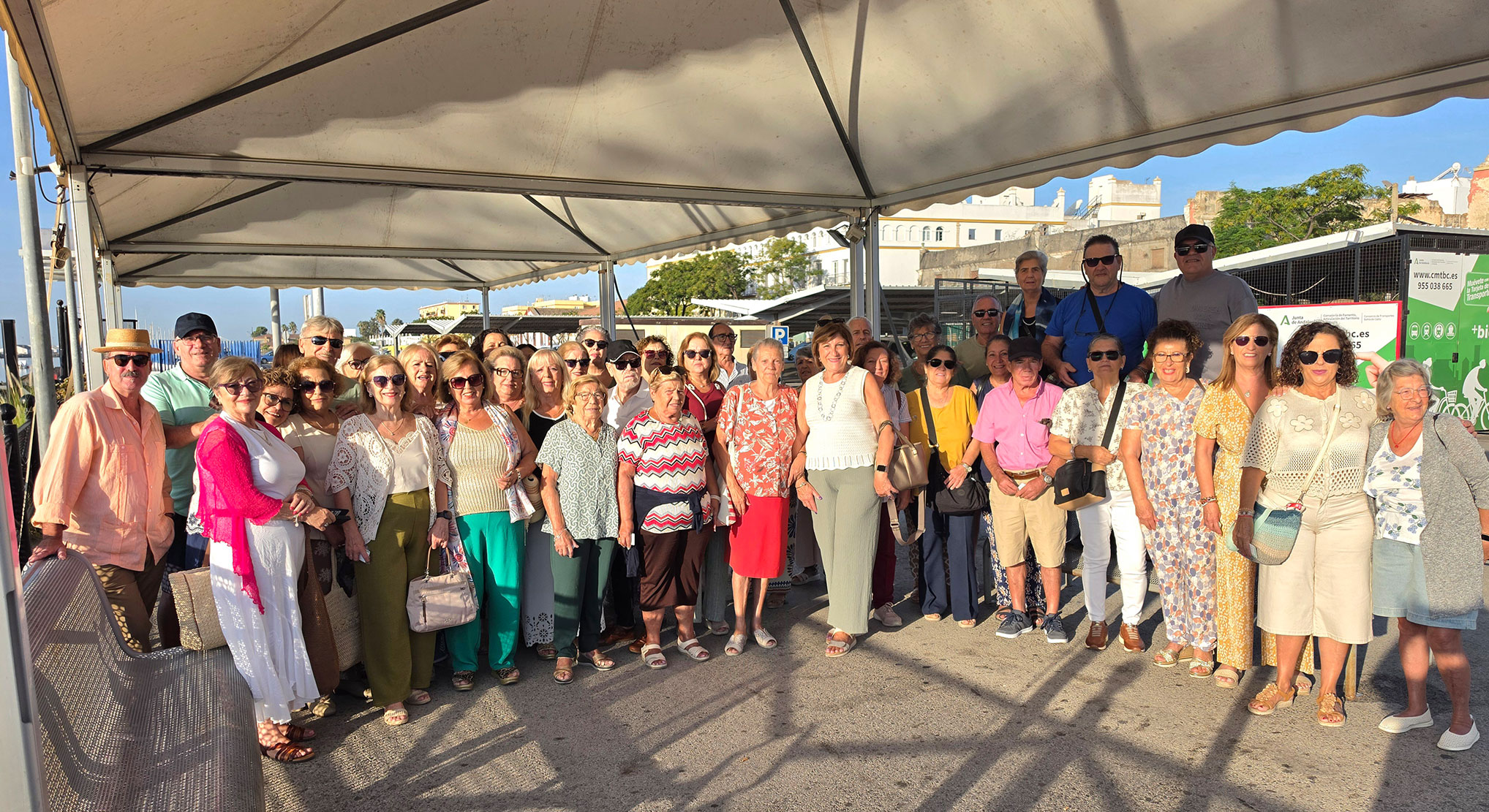 53 mayores del Centro Francisco Guerrero disfrutan de una jornada de convivencia en Cádiz