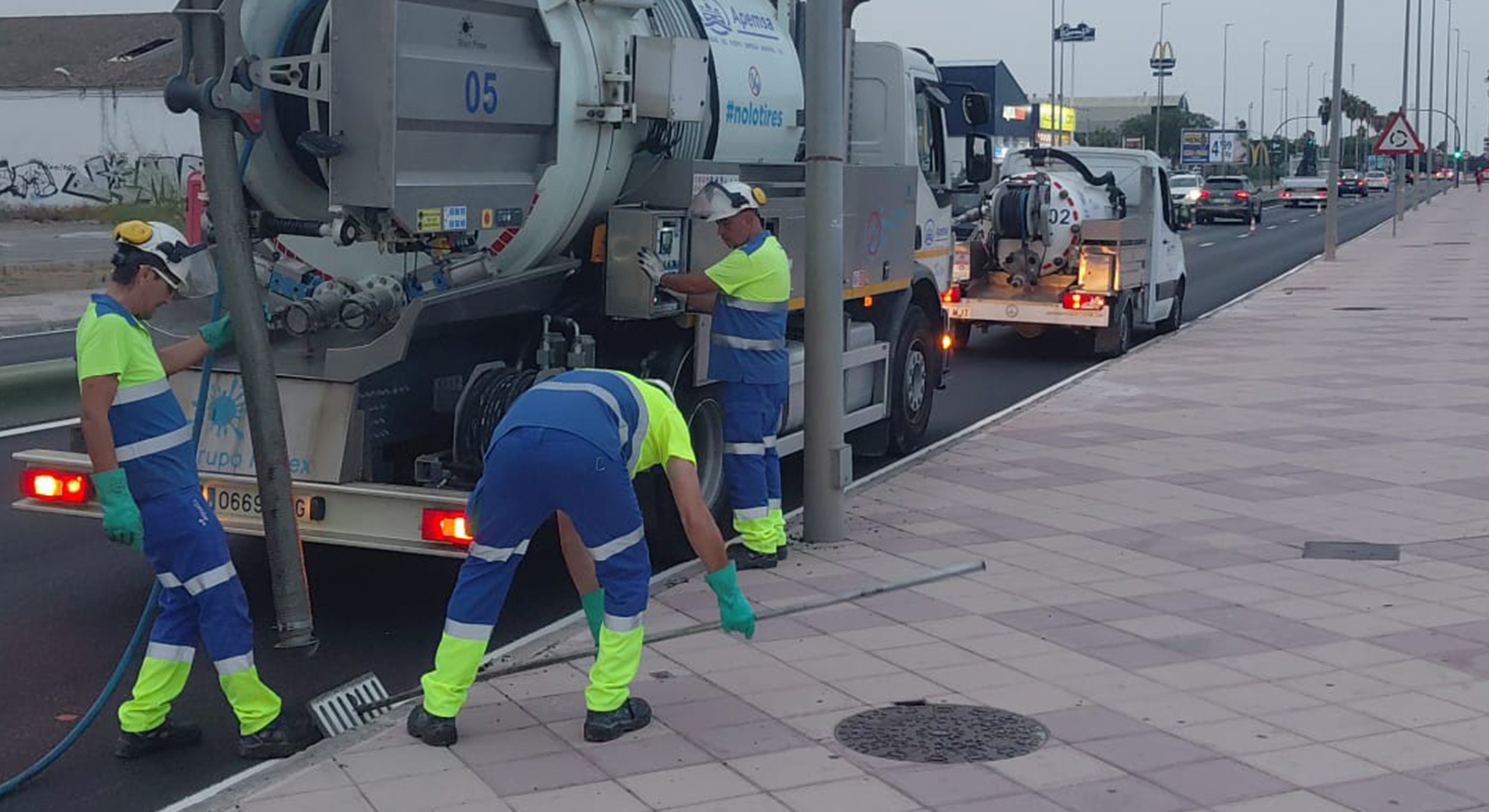 Apemsa refuerza la limpieza de la red de alcantarillado e imbornales ante la llegada de las lluvias