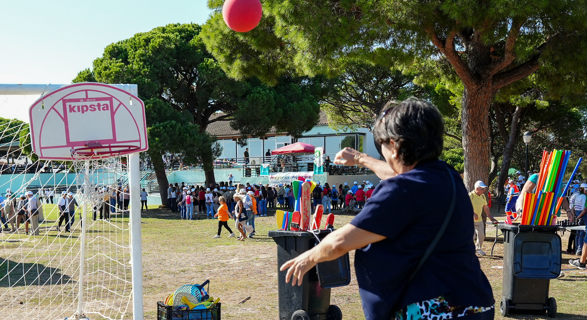 Carmen Lara anima a los mayores de El Puerto a participar en la XIII Jornada de Convivencia del Programa Mayores Activos en el CEAAN Coto de la Isleta