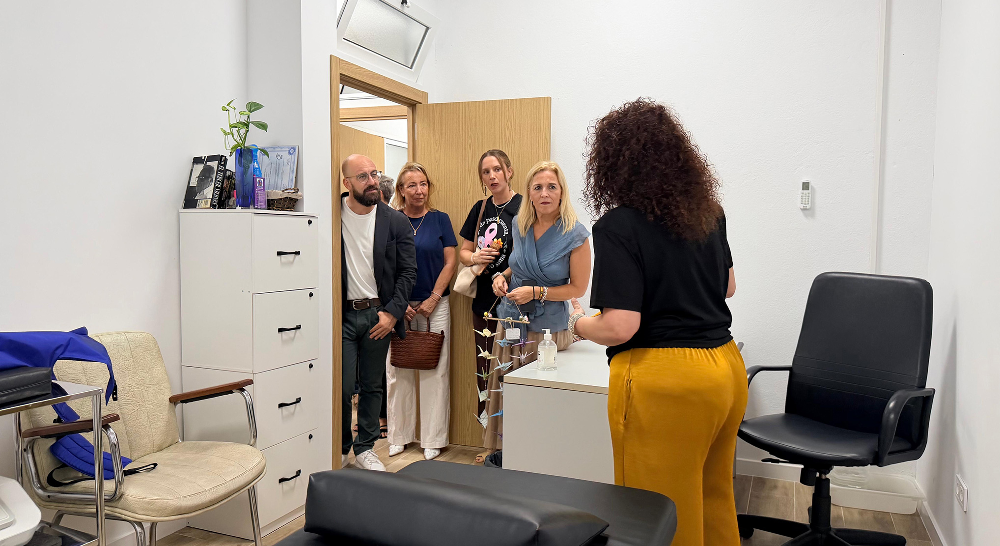 Germán Beardo inaugura junto a la Asociación Humanitaria Portuense del Cáncer su nueva sede en la calle Pantano