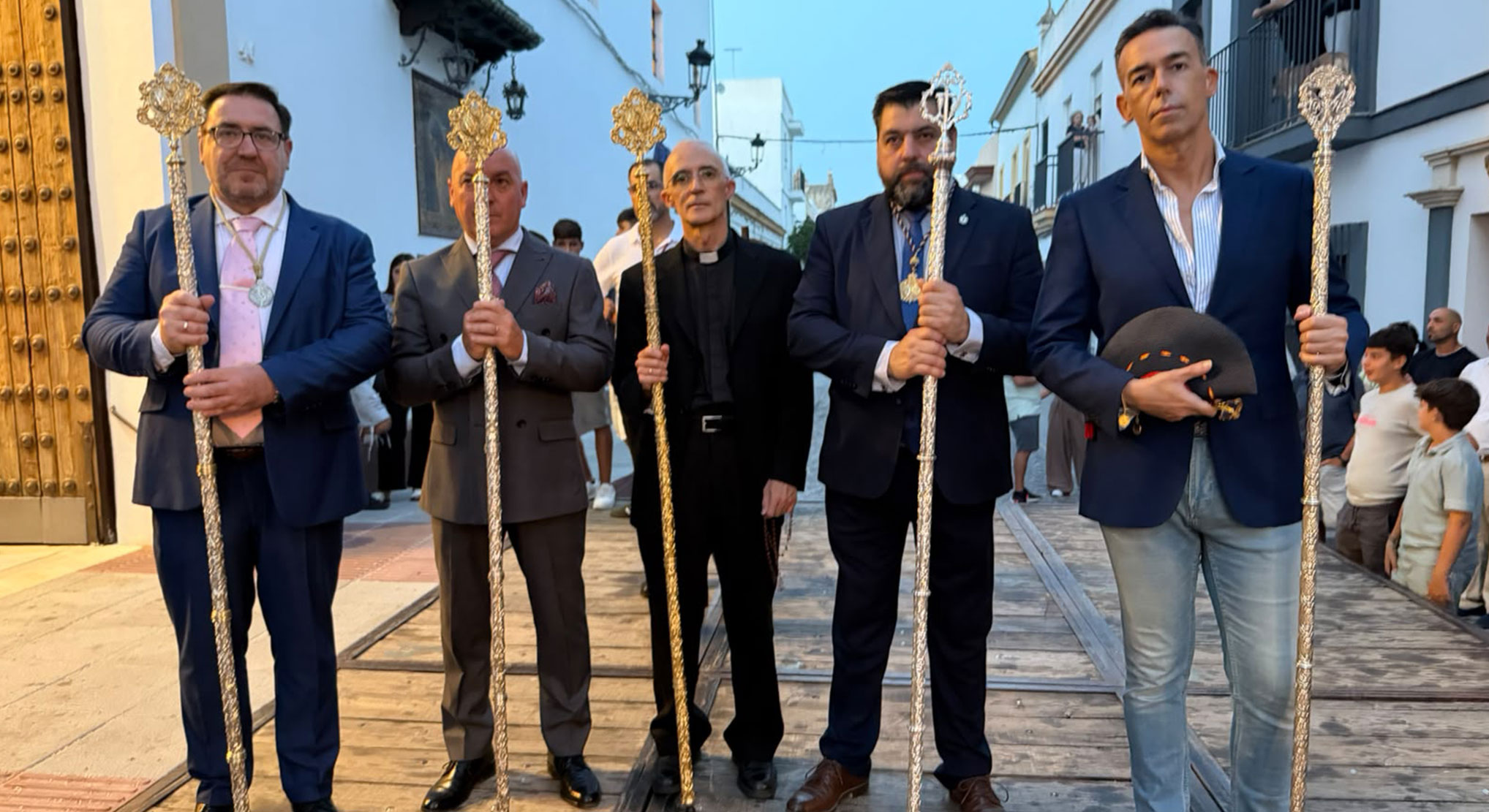 Nuestra Señora del Rosario recorre las calles de su barrio arropada por fieles y devotos