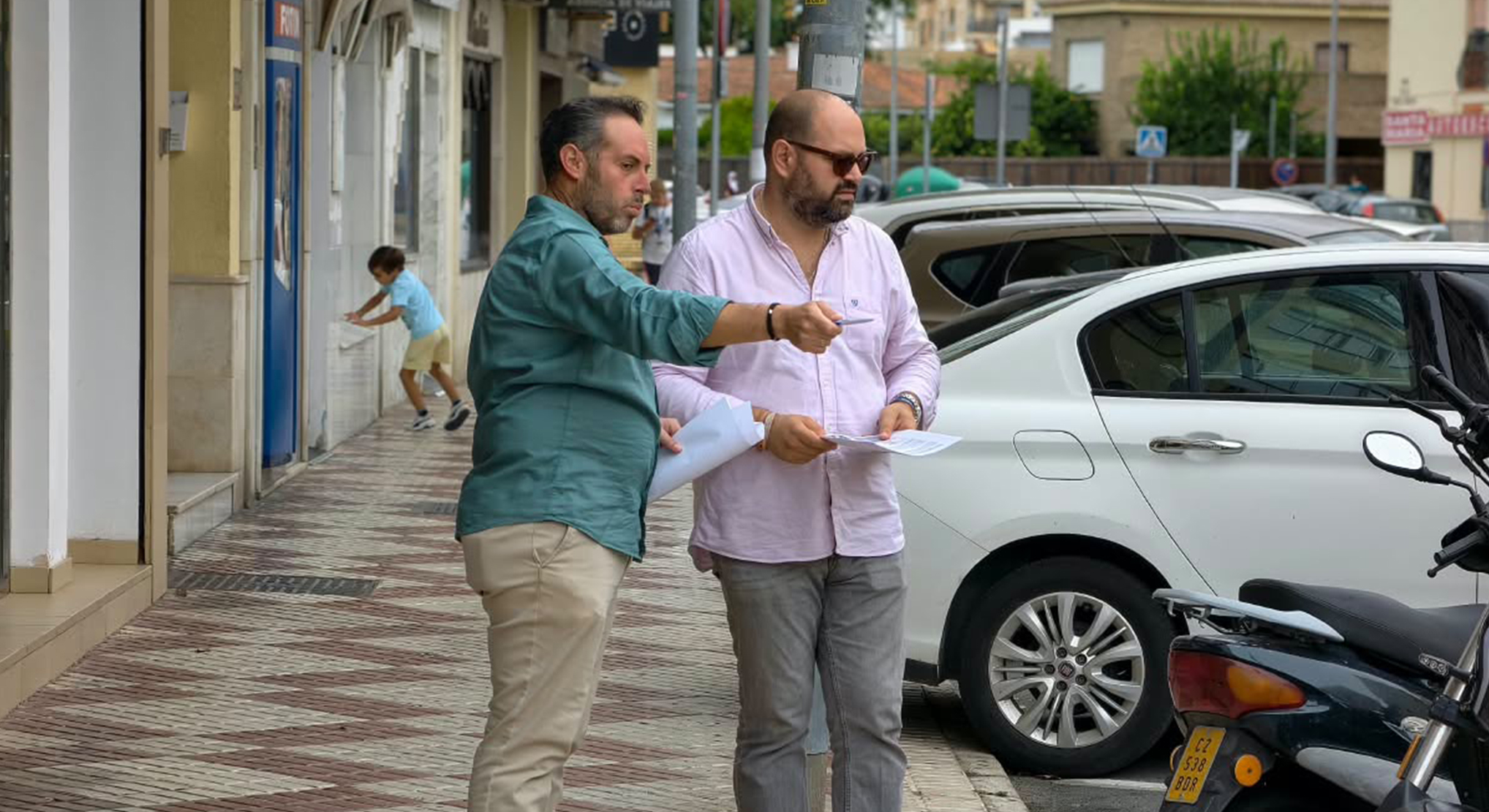 Javier Bello mantiene un encuentro con vecinos del entorno de las avenidas de La Constitución y de Andalucía para abordar las mejoras del barrio