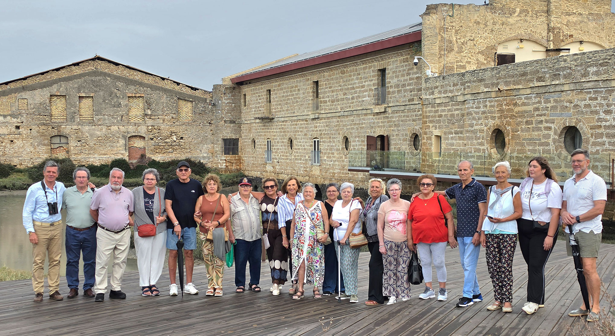 Nuestros mayores disfrutan de una visita guiada al Molino de Mareas y las marismas dentro de la Semana del Mayor