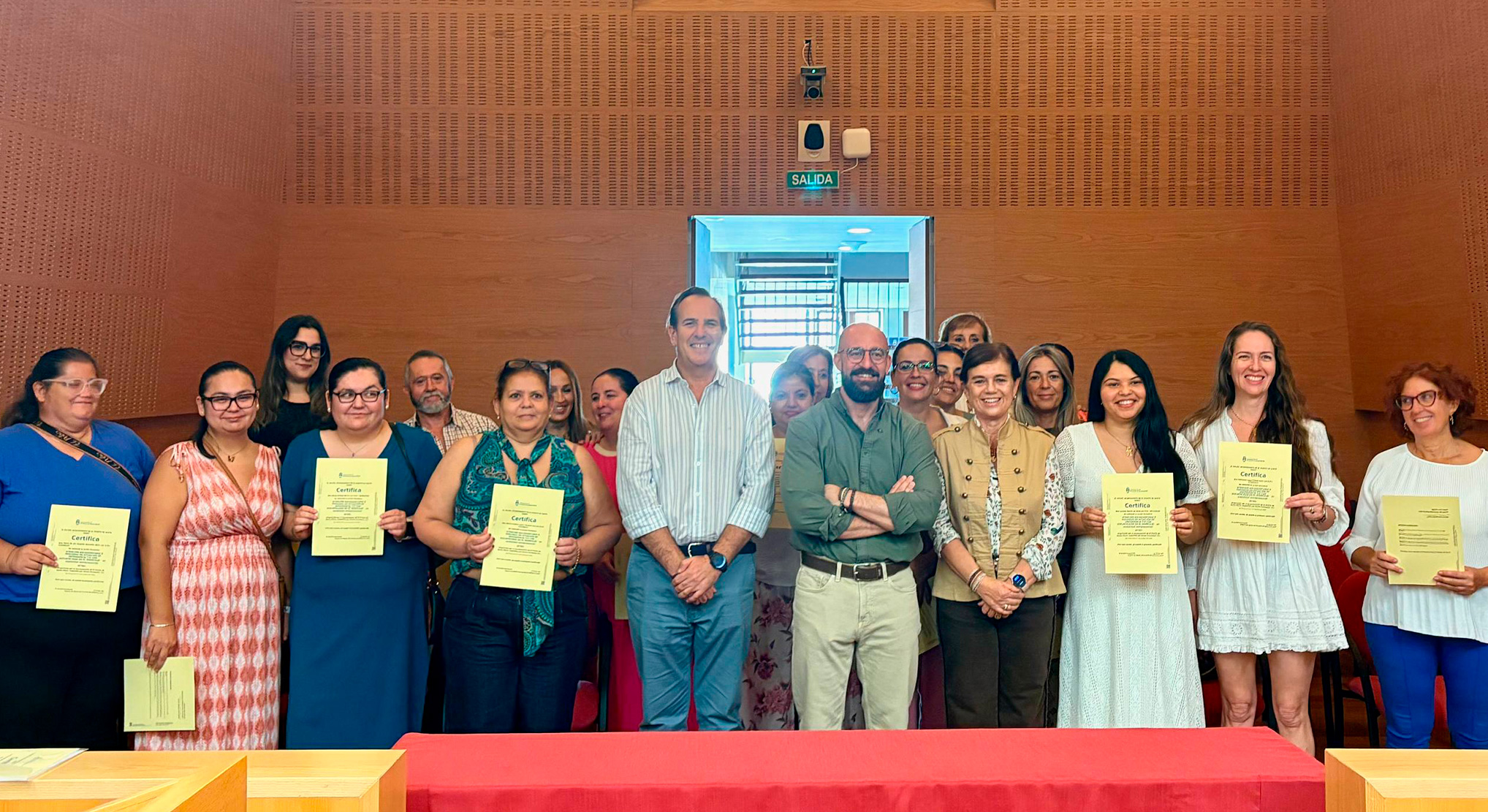 Germán Beardo entrega las certificaciones oficiales del curso de Atención Sociosanitaria a 27 alumnas y alumnos que culminan su formación para acceder al mercado laboral