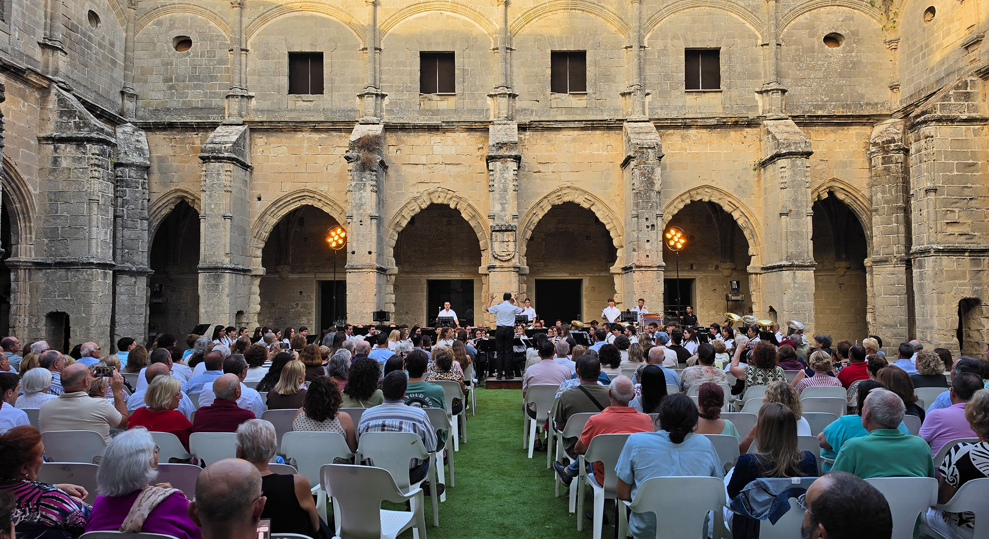 El Monasterio de la Victoria ha acogido un exitoso concierto de la Banda Maestro Dueñas en la víspera de la Fiesta Nacional