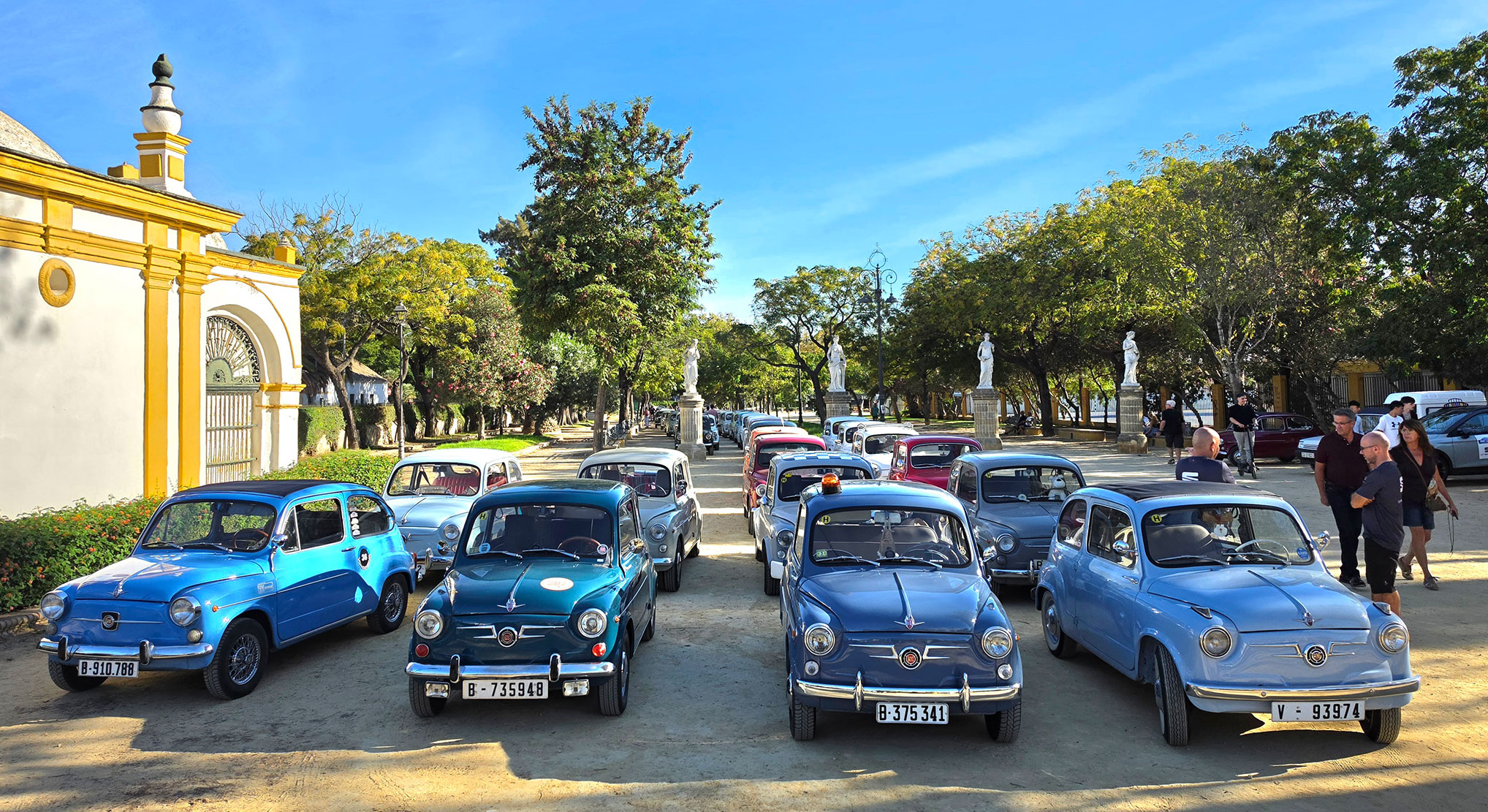 El Parque de la Victoria ofrece una imagen inédita con la concentración de 118 Seat 600 en el marco de la décima ruta de TraveSeat