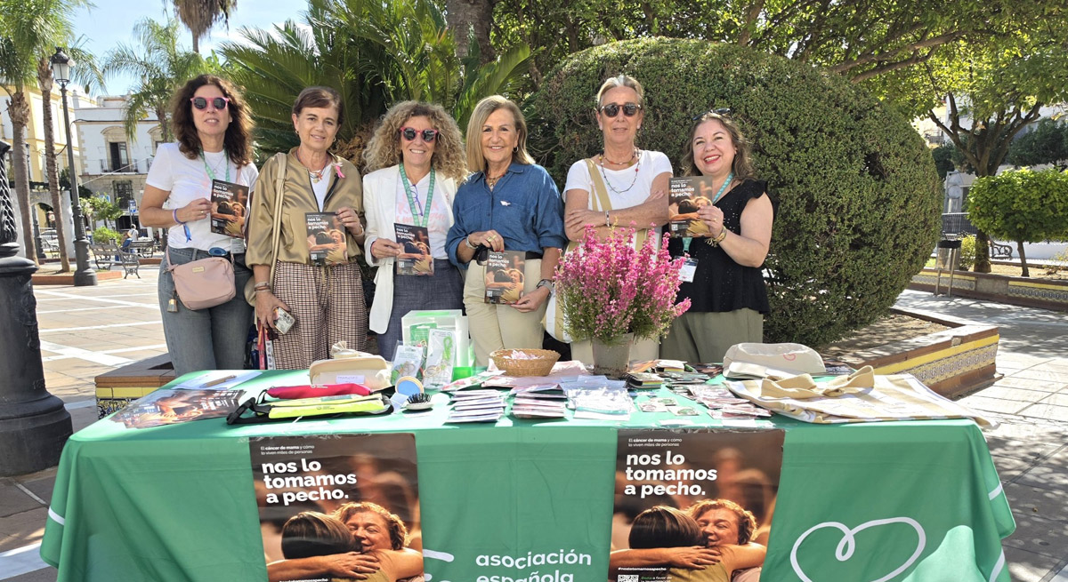 La Asociación Española contra el Cáncer montó tres stands informativos en El Puerto en el Día Internacional contra el Cáncer de Mama