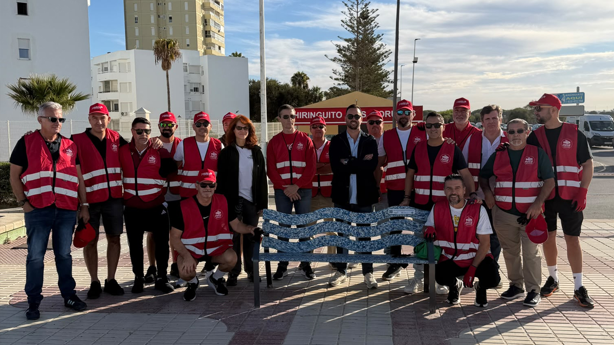 Mares Circulares entrega al Ayuntamiento de El Puerto de Santa María un banco fabricado con plástico recogido del mar por sus voluntarios en reconocimiento a su compromiso medioambiental