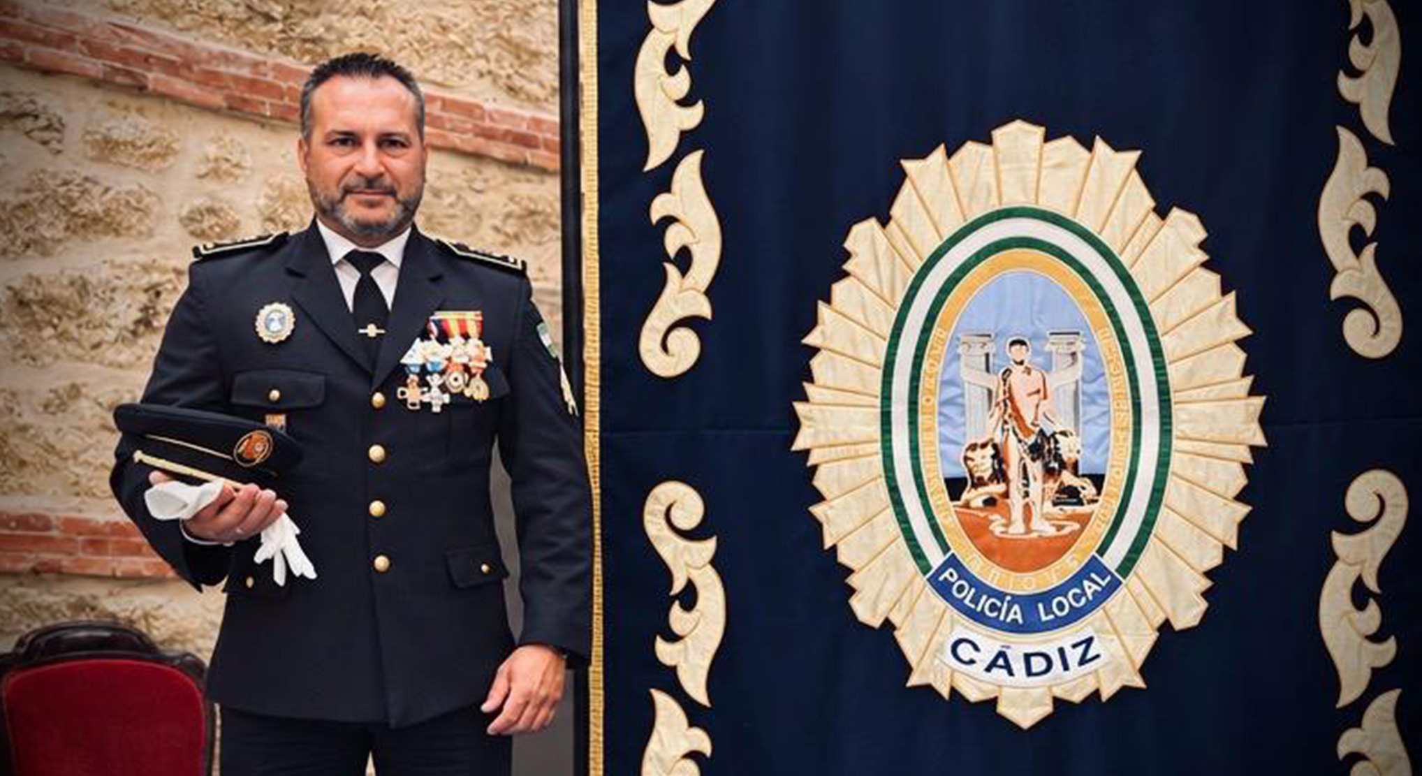 Jesús Garay felicita al oficial Juan Carlos Mesa por el reconocimiento de la Policía Local de Cádiz a su colaboración en la lucha contra el vandalismo grafitero