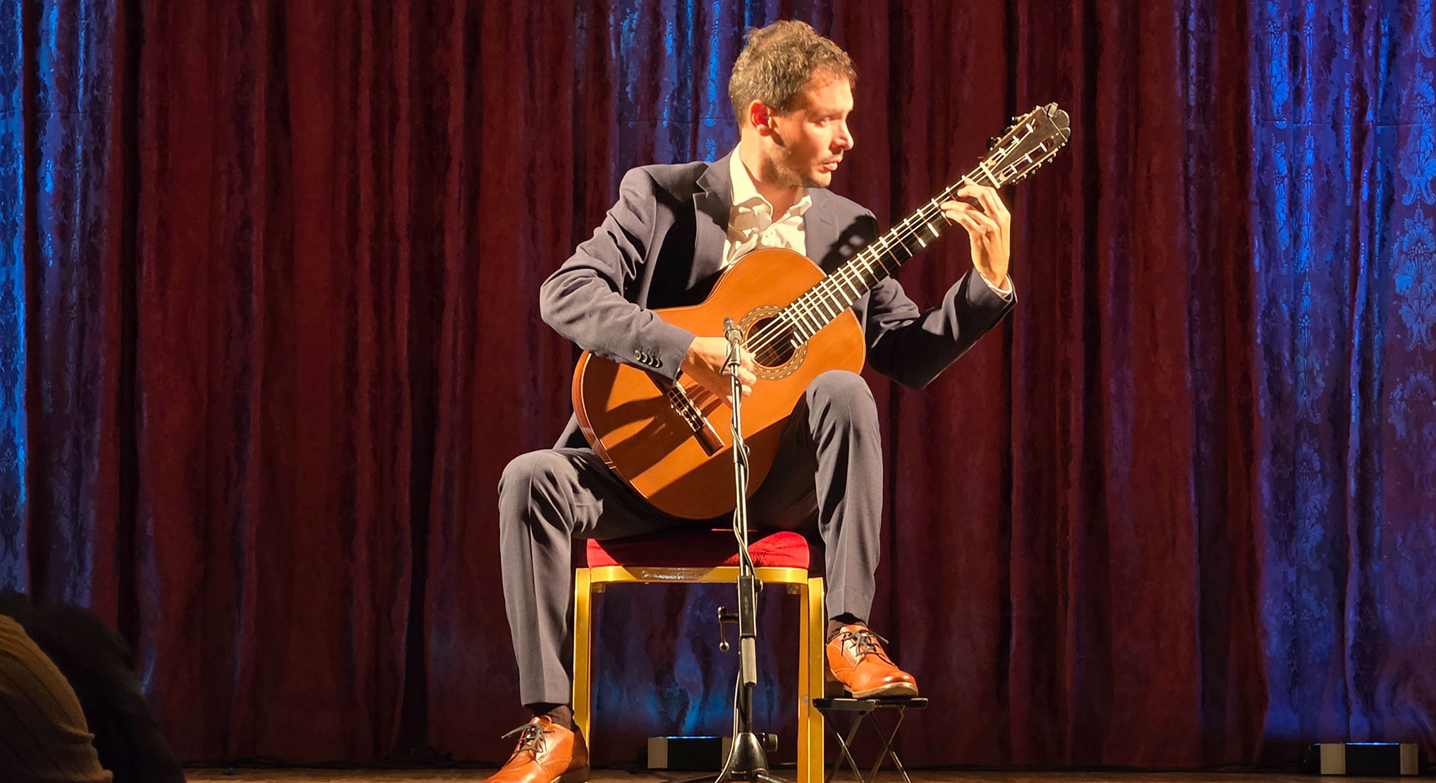 El guitarrista cubano Josué Fonseca protagonizó en el hotel Crisol Monasterio San Miguel la segunda de las citas portuenses del Cádiz Guitar Festival