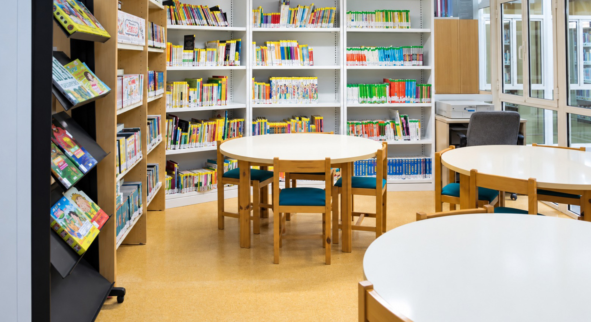 El Puerto refuerza los fondos de la Biblioteca Rafael Esteban Poullet con nuevos libros para acercar la lectura a los jóvenes