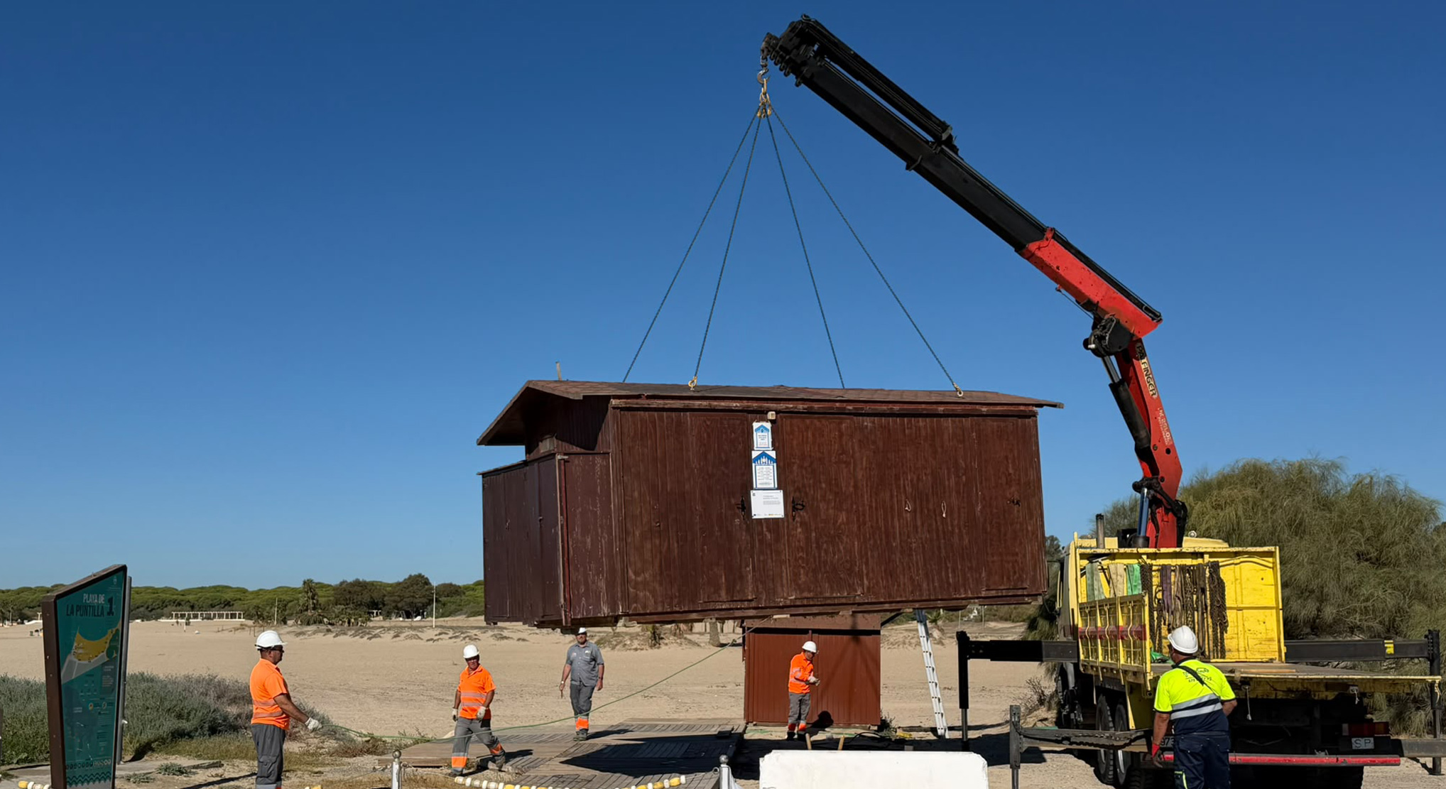 El Ayuntamiento inicia el desmontaje de las infraestructuras de temporada de las playas para protegerlas de los temporales de invierno