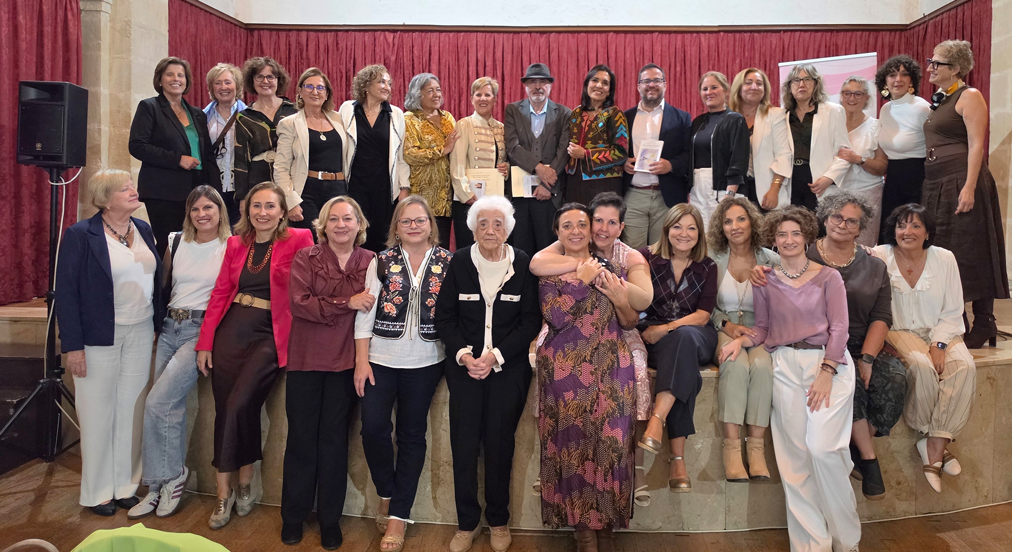 La Asociación de Mujeres con Cáncer Bahía presenta el libro del VI Certamen de Relatos Nila Flores Cebrián