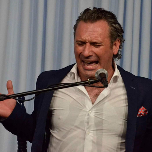 CARACOLILLO DE CÁDIZ, al cante.